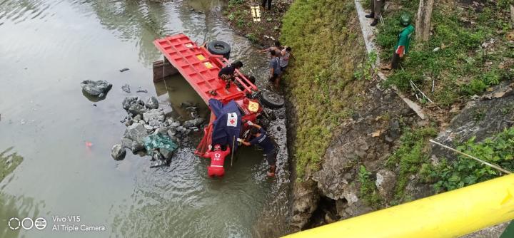 Truck Muatan Batu Terjun Ke Sungai, Sopir Dinyatakan Tewas 